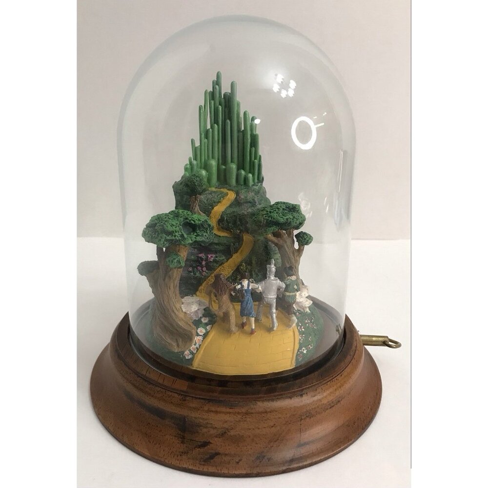 WIizard of Oz ''WE'RE OFF TO SEE THE WIZARD'' Music Box w/GLASS DOME 1989